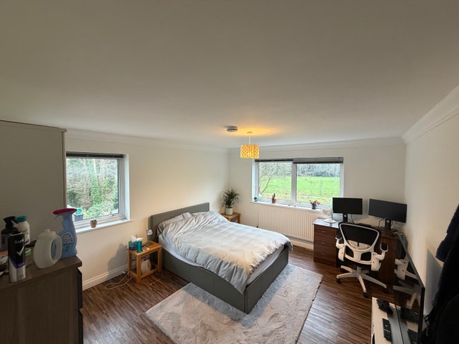 Spacious Double Room in 4 Bed house  Main Photo