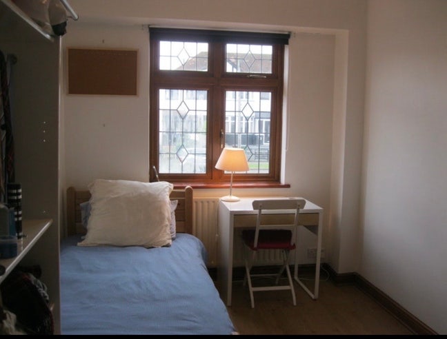 Furnished double  room in E4 Main Photo