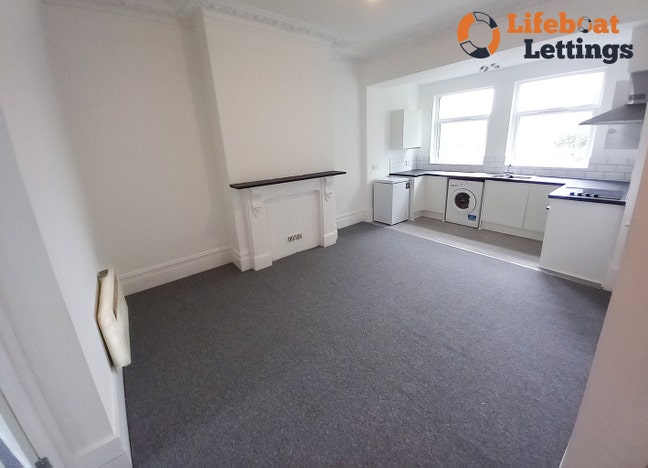 1 bedroom ground floor flat close to train station Main Photo