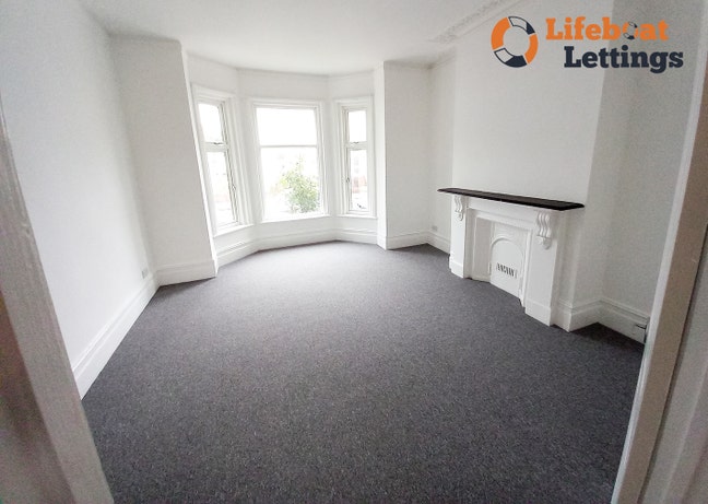 1 bedroom ground floor flat close to train station Main Photo