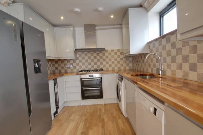 New Modern One Bedroom Flat, Large Garden, Close T Main Photo