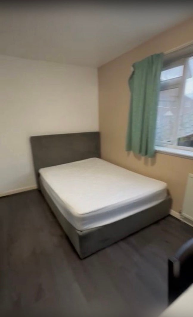 Big & Spacious double room available in B7 Main Photo