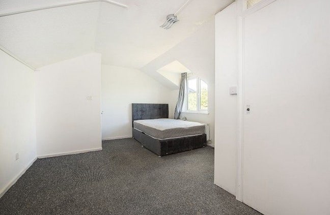 Spacious ensuite bedroom in Hampton , Bills incl Main Photo