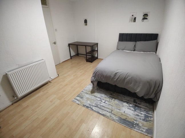 Spacious ensuite bedroom in Hampton , Bills incl Main Photo