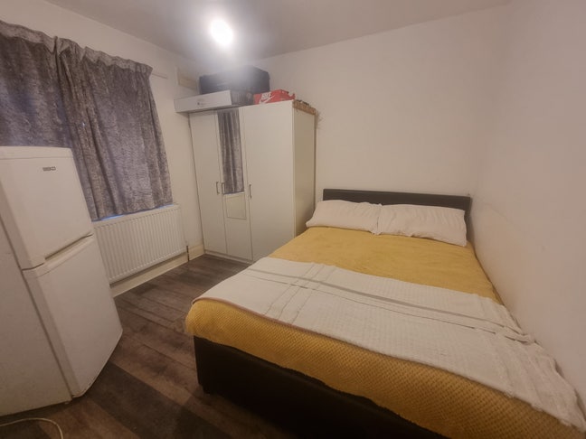 Furnished double bedroom Main Photo