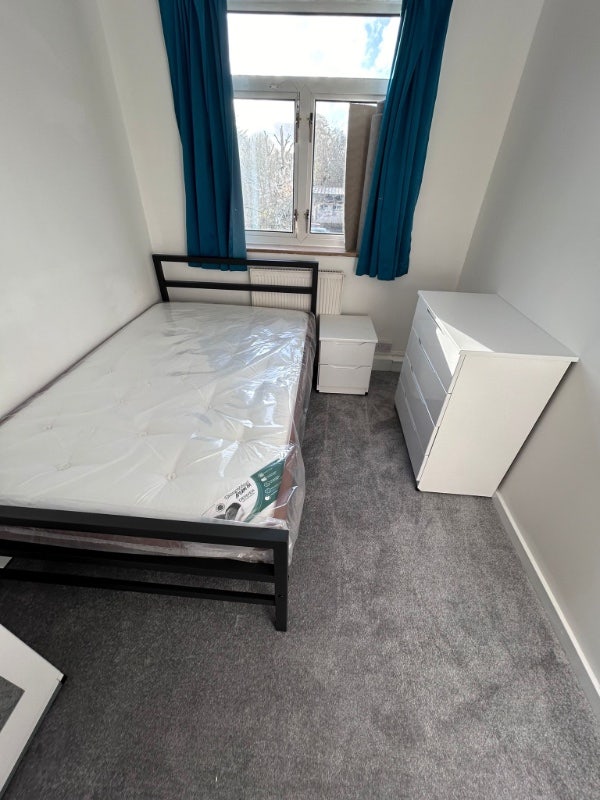 One double room in W4 p/share. Near shops & tube. Main Photo