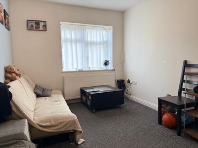 Modern One Bedroom, Hanworth Road, Close to Tube Main Photo