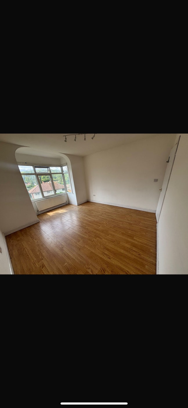 Spacious Rooms for rent Main Photo