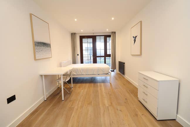 Prime Aldgate East – Central London Living! Main Photo