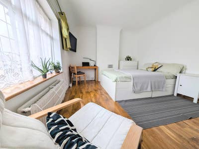 Large Double Room, 12min walk to District Line Main Photo