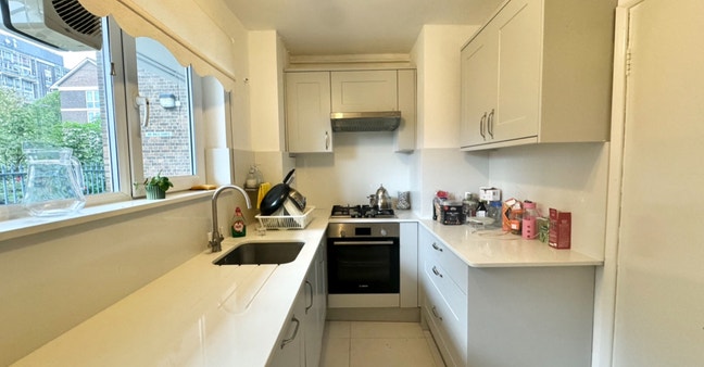 Newly refurbished 2bedroom with private balcony Main Photo