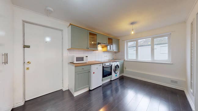 1 Bedroom flat, W3 with parking Main Photo