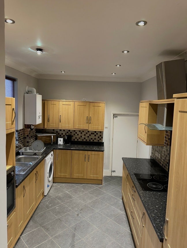 🏡 Bedroom Fully Furnished All Bills Included Main Photo