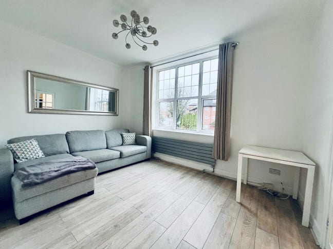 Two bedroom flat, moments from Woodside Park ST. Main Photo