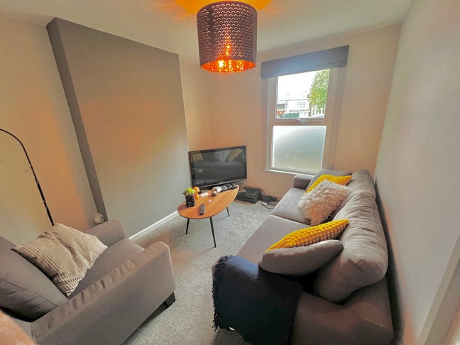 2 bed house entire home for 2 individuals/couple  Main Photo