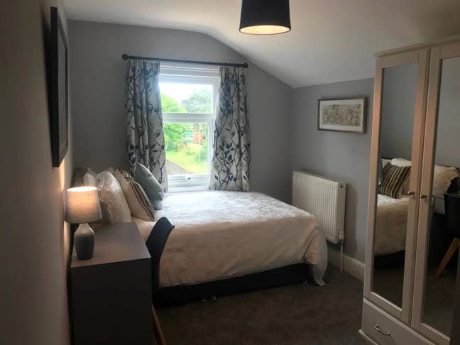 Lovely comfy double bedroom with en-suite  Main Photo