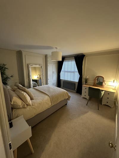 Large new refurbished double bedroom on own floor Main Photo