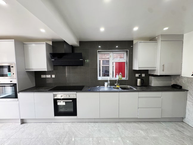 6 Bed House, All with ensuites, Bills Included  Main Photo