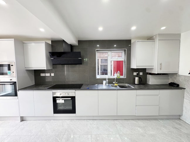 6 Bed House, All with ensuites, Bills Included  Main Photo