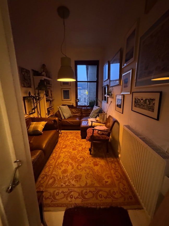 Well lit double room quirky household  Main Photo