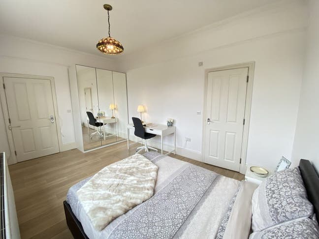 🌟 Large Ensuite Double Room – Ealing Common (W5) Main Photo