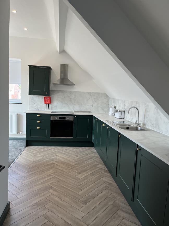 En suite room to let in 3 bedroom flat Main Photo