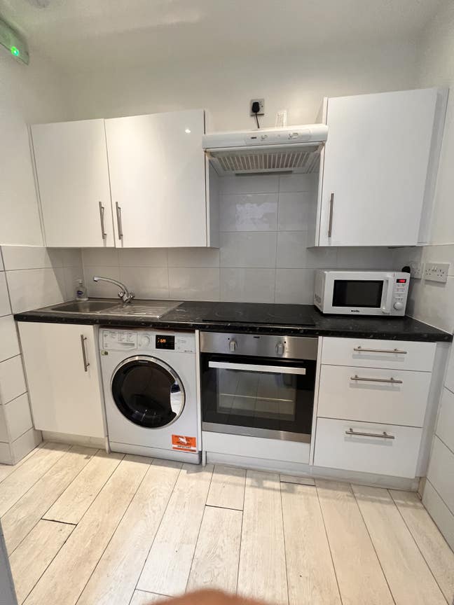 Small 1 bed flat - 3 minutes from Zone 2/3 Station Main Photo