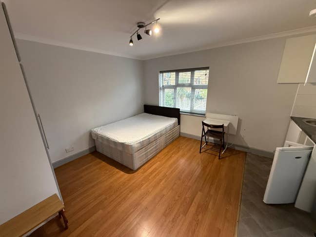 DSS-Studio Flat Available in Hatton Feltham TW4 Main Photo