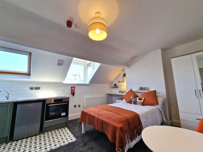 ** STUDIOS En Suites Near JQ - No Bills to Pay! Main Photo