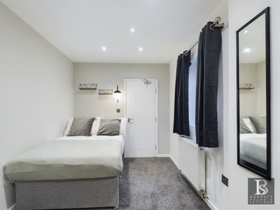 Large bright double room 😍Parking & Garden Main Photo