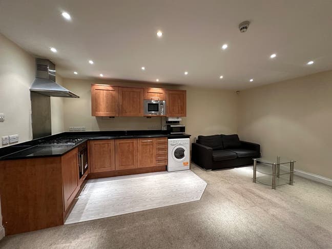 One-Bedroom Flat to Rent in Clapham Main Photo