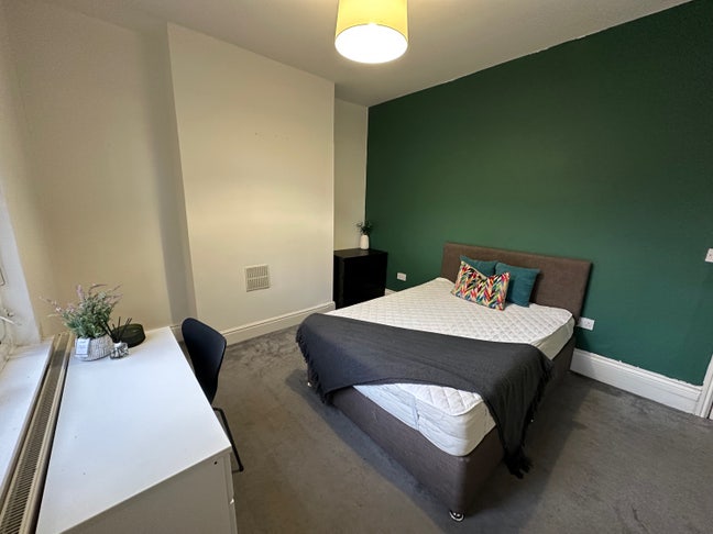 Cosy and spacious rooms available in a 5 bed home Main Photo