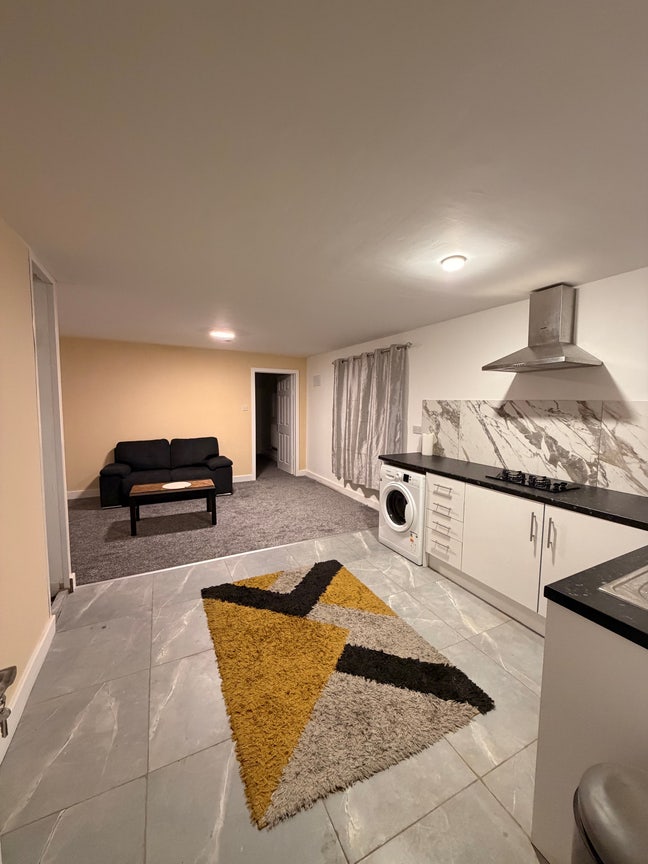 1 Bedroom Spacious Furnished Flat - Bills Included Main Photo