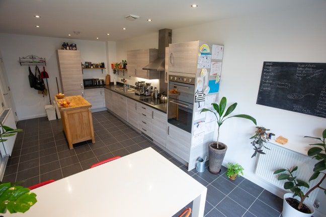 Good-sized double room in modern LGBTQIA+ house  Main Photo