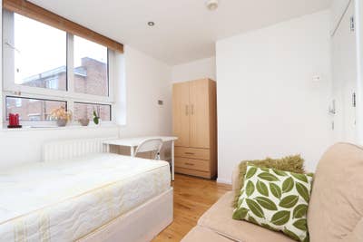  Beautiful Room!  2 Stops from Central London Main Photo