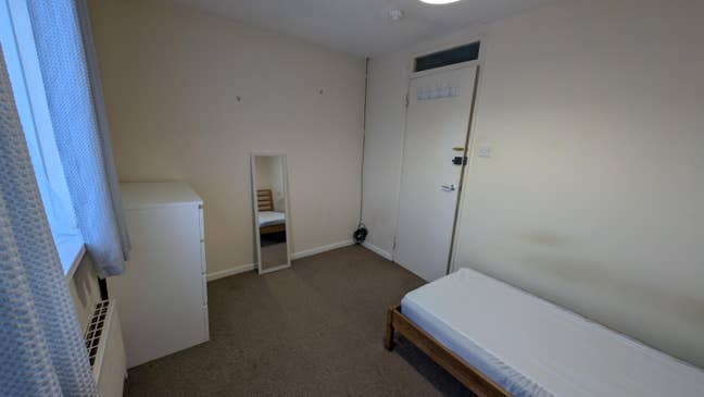 Large double room for 1 in shared house Main Photo