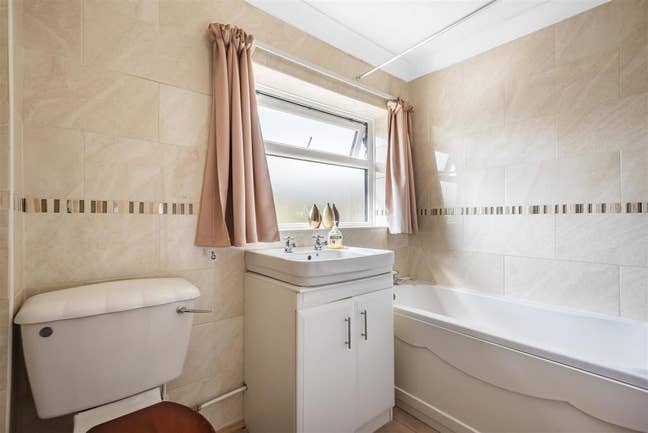 TWO bed for rent in house Main Photo