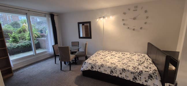 Bright Renovated Studio with Patio & Garden – Zone Main Photo