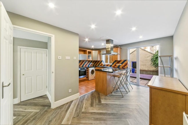 Lovely Townhouse By the River Main Photo