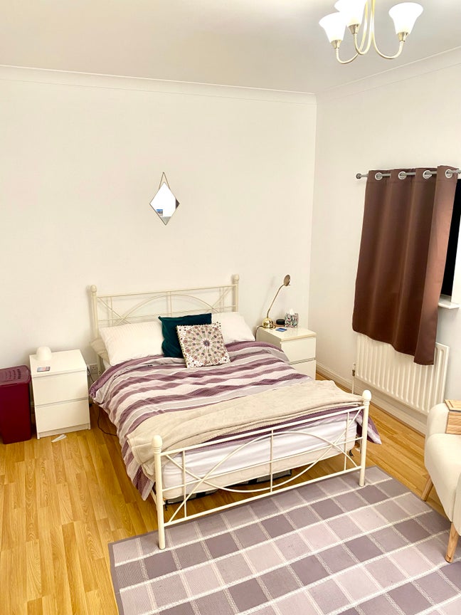 Large double room and private bathroom Main Photo