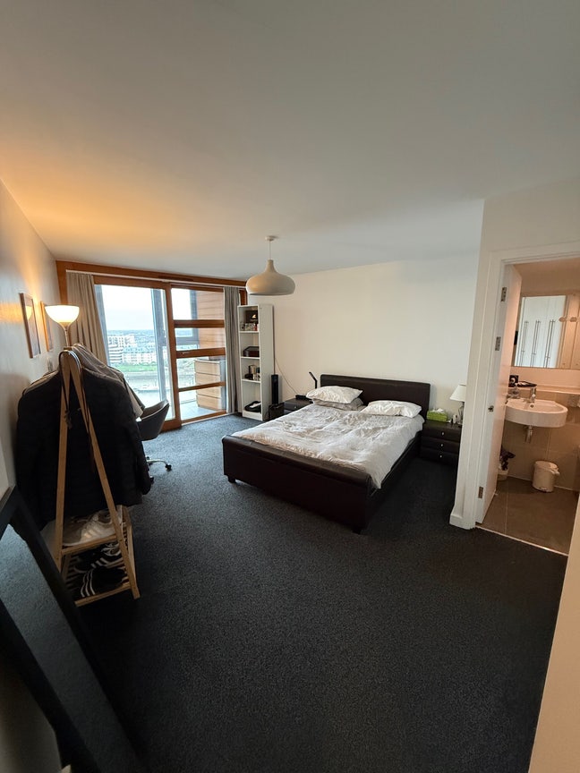 Massive ensuite in social flat  Main Photo