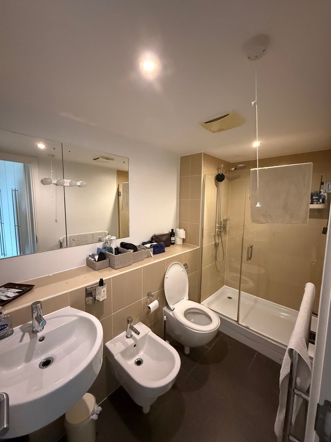 Massive ensuite in social flat  Main Photo