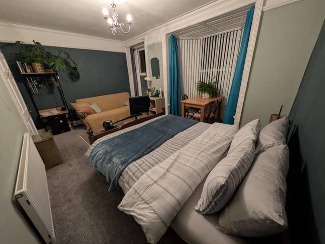 Large room on Holyhead  Main Photo