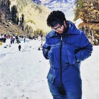 Working Professional Looking for Room or Buddy-Up Main Photo