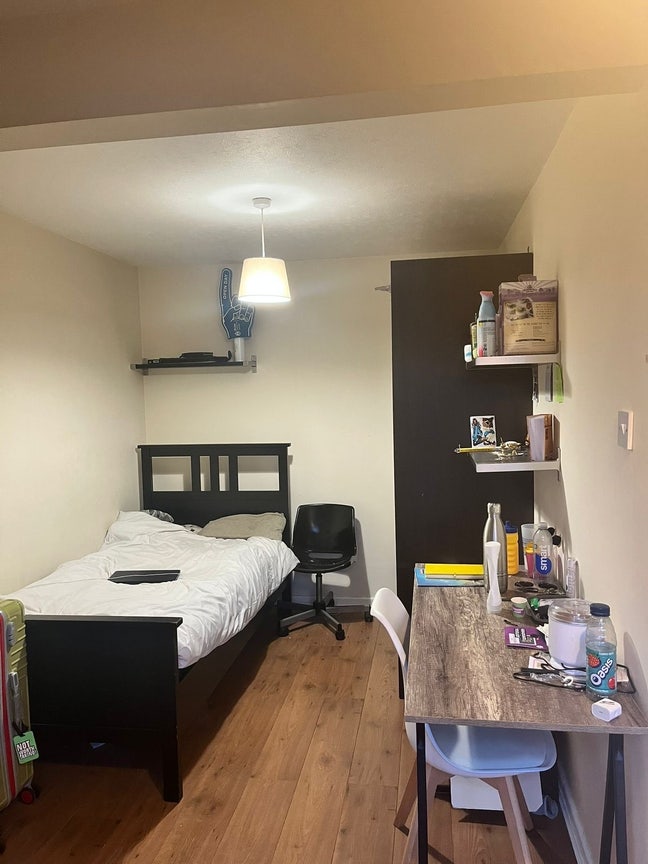 Large Double room in Uxbridge  Main Photo