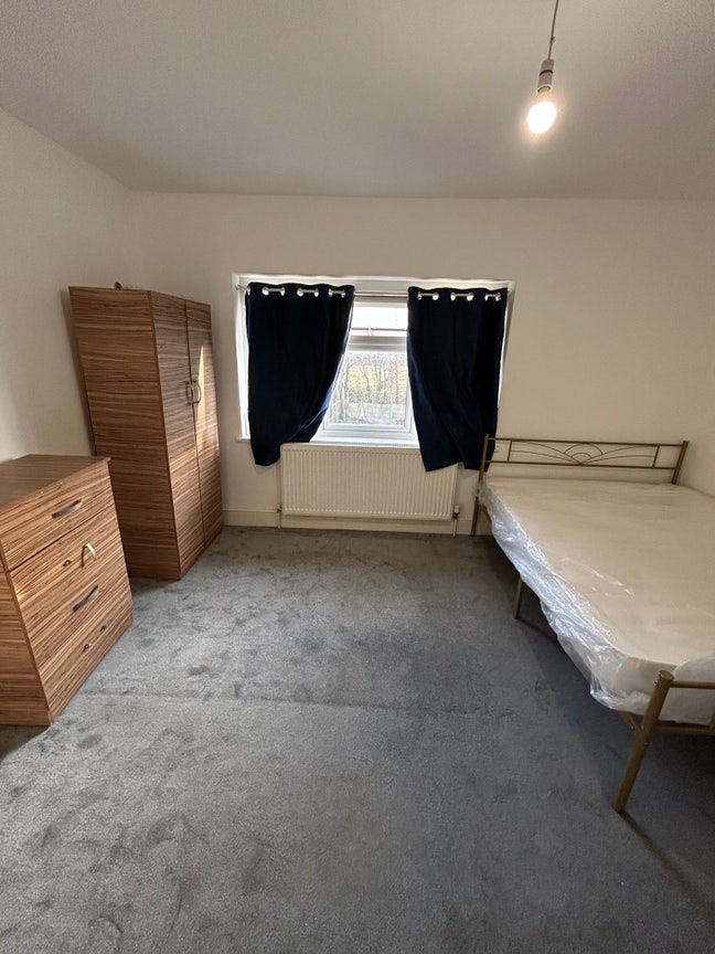 Beautiful King Size bedroom ( Female Household ) Main Photo