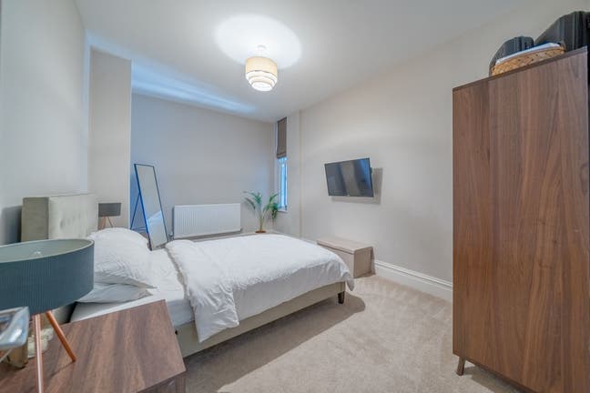 Spacious Private Room in Modern Flat Main Photo