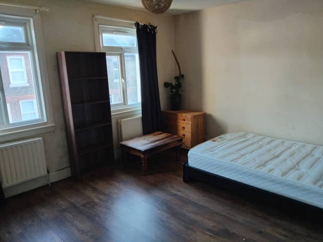 Large room to rent close to CUH, garden & lounge Main Photo