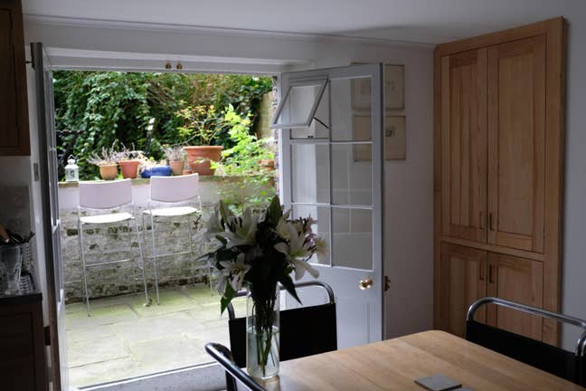 Original-Featured Room in Friendly Regency House Main Photo