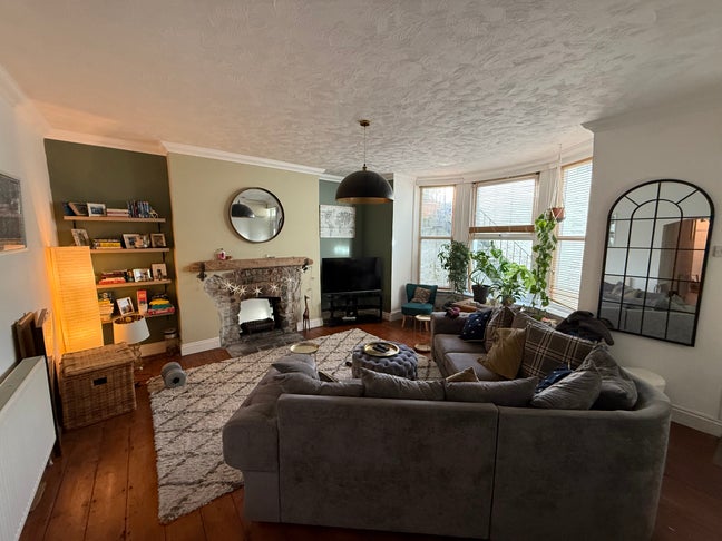 Flat on the Hoe  Main Photo